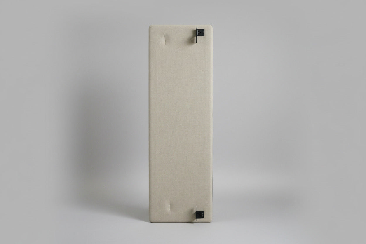 Kinnarps bordskærm 200x65 cm monteret på siden af skrivebord set bagfra